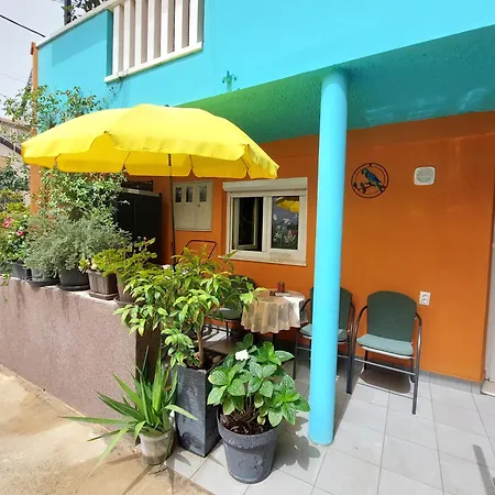 Mexicana Yellow アパート